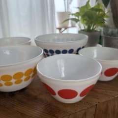 Pyrex VINTAGE CHARM ドット柄の陶器ボウル5個セット Pyrex VINTAGE CHARM ドット柄の陶器ボウル5個セット - メルカリ