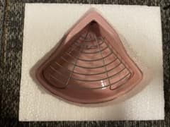 【新品】うさぎ 小動物用 陶器製 コーナートイレ（ピンク）網付き かみつき防止のサムネイル