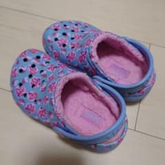 Crocs 花柄キッズサンダルのサムネイル