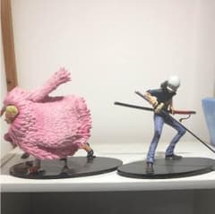 ドンキホーテ・ドフラミンゴとトラファルガー・ローのフィギュアのサムネイル