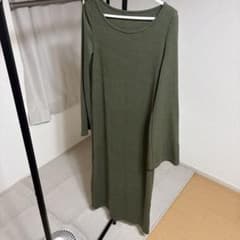 ロングワンピース　細身シルエット　カーキワンピースのサムネイル