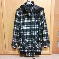 ピンクと黒のジャケットのサムネイル