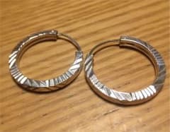 各線 カット 模様 フープ リング ピアス シルバー925のサムネイル