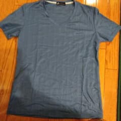 【Zero by Tornado Mart】 ブルーVネックTシャツのサムネイル