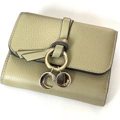 【美品】クロエ Chloe アルファベット Cチャーム 三つ折り財布　グリーン 美品】クロエ Chloe アルファベット Cチャーム 三つ折り財布 グリーン