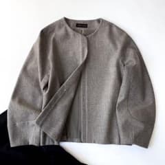 極美品 近年 ヨシエイナバ 定価10万 ウールジャケット グレージュ ノーカラー 極美品 近年 ヨシエイナバ 定価10万 ウールジャケット グレージュ ノー