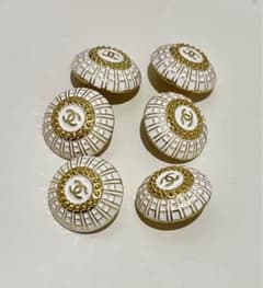 CHANEL ボタン　ゴールド&ホワイトのサムネイル