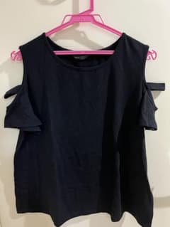 肩あき黒Tシャツのサムネイル