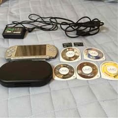 sony psp3000＋充電器＋ソフト×5＋メモリースティック2個＋ケースのサムネイル