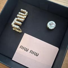 ミュウミュウ miu miu クリスタルシンメトリー ロゴピアス - メルカリ