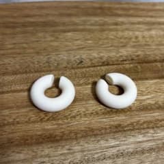 ホワイト イヤーカフ ２個のサムネイル