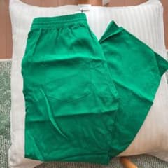 ZARA グリーンストレートパンツ　新品未使用のサムネイル