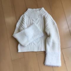 値下げ 今期 白のケーブルニットのサムネイル