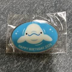 鴨川シーワールド ベルーガピンバッチ HAPPY BIRTHDAY 2026 - メルカリ