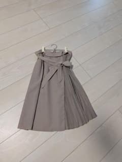 ベージュ プリーツスカート ひざ丈 リボン付きのサムネイル
