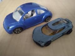 ブラーゴ Bburago　VW ニュービートル　【もう一台おまけ付き！】のサムネイル