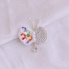 92. ビーズ刺繍ブローチ　ハンドメイド　花　春　蝶々のサムネイル