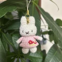 ウサギのあみぐるみ 花の刺繍付きストラップ キーホルダー - メルカリ
