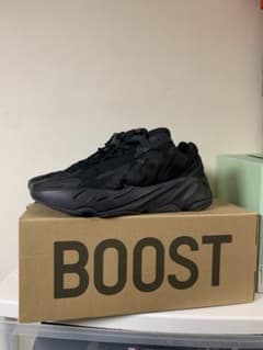 Yeezy 700 MNVN Black 2020のサムネイル