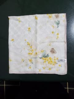 新品　ニナリッチ　シルク大判ハンカチのサムネイル
