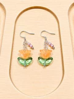オレンジお花ピアス♡ゆらゆら可愛い ガラスビーズアクセのサムネイル