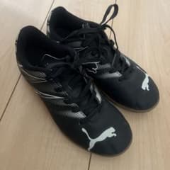 Puma ブラック サッカーシューズ　インドアシューズ　22cmのサムネイル