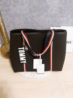 TOMMY HILFIGER　トートバッグ　新品未使用　美品　チャーム付き　タグのサムネイル