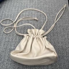 クリーム色 巾着型ショルダーバッグのサムネイル