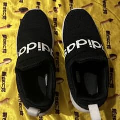adidas スニーカーのサムネイル