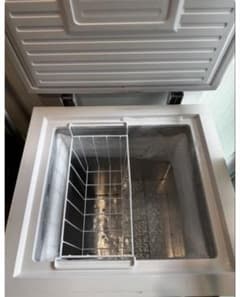 値下げしました　綺麗ですので、まだまだ使えます。上開き冷凍庫 98Lのサムネイル