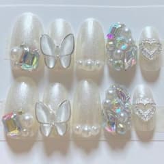 ホワイトラメ♡蝶々♡ビジュー埋め尽くしネイルのサムネイル