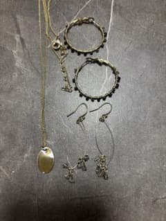 Jewelry set: Necklace and earrings (2 pieces)