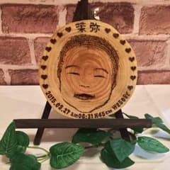 天然木に描いた似顔絵 出産祝いプレゼントや記念に オーダー メイドのサムネイル