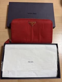 PRADA ラウンドファスナー長財布 レッド