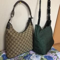 グッチとプラダのハンドバッグ2点のサムネイル
