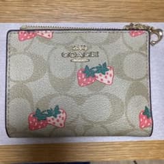 コーチ　いちご　二つ折り財布のサムネイル