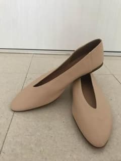 今週末限定お値下げします！新品未使用！ ZARA Vカット パンプスのサムネイル