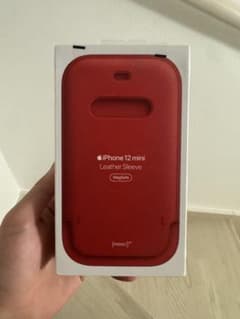 新品　Apple純正 iPhone12 mini レザースリーブ レッドのサムネイル