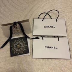 CHANEL シャネル ホリデー2025ラッピングボックス チャーム付き - メルカリ