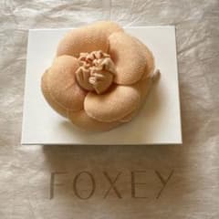 FOXEY ブローチ コサージュ カメリア ベージュ - メルカリ