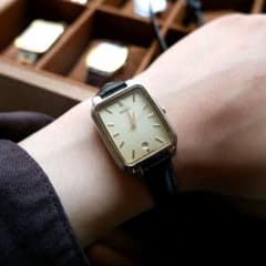 ヴィンテージ SEIKO スクエアデイト クォーツ 1986年製 ヴィンテージ SEIKO スクエアデイト クォーツ 1986年製 - メルカリ