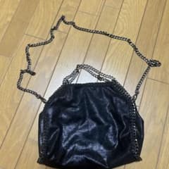 黒いショルダーバッグ チェーンストラップ付きのサムネイル