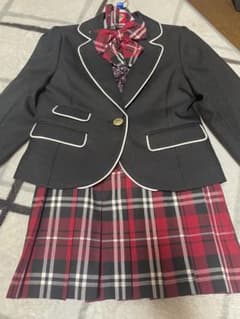 フォーマルスーツ 黒と赤のチェックのサムネイル