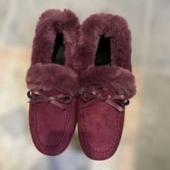 ファー付きバーガンディ。モカシン靴
