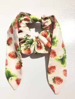 ハンドメイド ロップイヤー シュシュ いちご ピンクのサムネイル