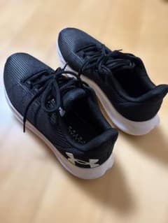 Under Armour Charged スニーカー ブラックのサムネイル