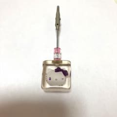 ハローキティ❗️クリスタル調土台に収まっています❗️クリップ付きでメモが挟めます❗️のサムネイル