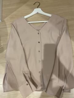 ベージュ　ブラウス　Ｖネックのサムネイル