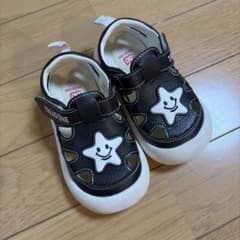 TREAD ONE キッズ サンダル ブラック 星柄のサムネイル