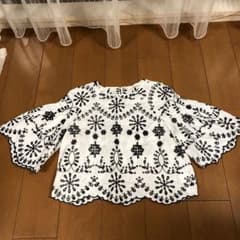 ZARA トップス　ブラウスのサムネイル